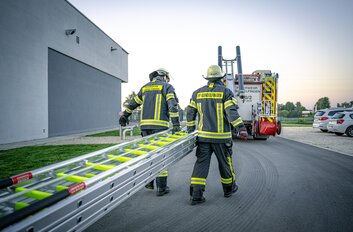 Seilzugleiter 3-teilig mit Stützen DIN EN 1147 nachleuchtend | © MUNK GmbH