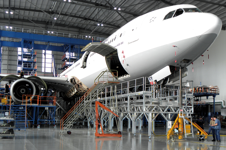 Flugzeugwartung im Hangar mit Plattform und Gerüst | © n/a