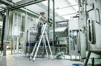 Stufen-Stehleiter einseitig begehbar mit clip-step relax Anwendung | © MUNK GmbH