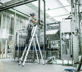Stufen-Stehleiter einseitig begehbar mit clip-step relax Anwendung | © MUNK GmbH