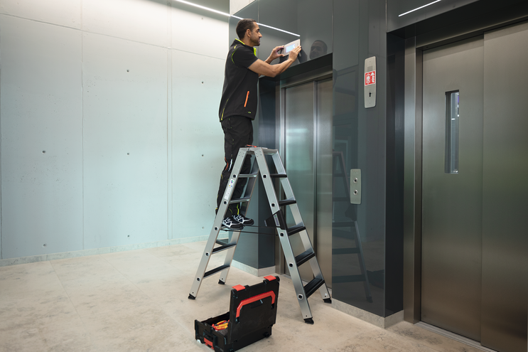 Stufen-Stehleiter mit clip-step relax im Einsatz | © MUNK GmbH