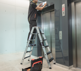 Stufen-Stehleiter mit clip-step relax im Einsatz | © MUNK GmbH