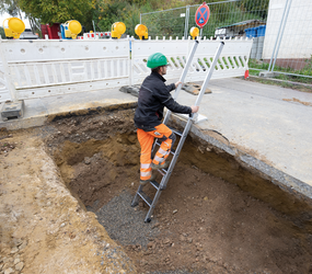 Stufen-Baugrubenleiter im Einsatz | © MUNK GmbH