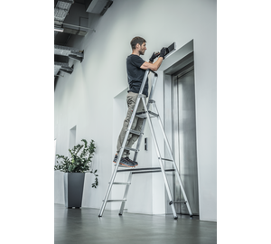 Stufenstehleiter ML 6-Stufen einseitig begehbar in der Anwendung | © MUNK GmbH