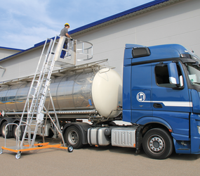 Tankwagenleiter m. vier Lenkrollen Anwendung | © MUNK GmbH
