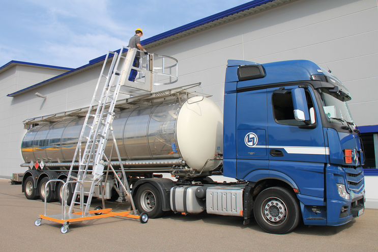 Tankwagenleiter m. vier Lenkrollen Anwendung | © MUNK GmbH