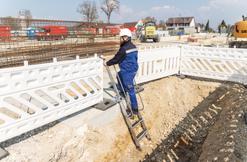 Stufen-Baugrubenleiter im Einsatz | © MUNK GmbH