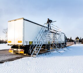 Stationäres Enteisungsgerüst mit LKW-Anhänger | © MUNK GmbH