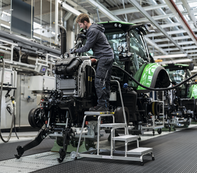 Arbeitspodest starr R13 m. Handlauf&Rollen Anw | © MUNK GmbH