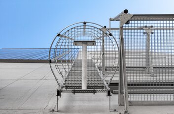Steigleiter an baulicher Anlage von unten | © MUNK GmbH