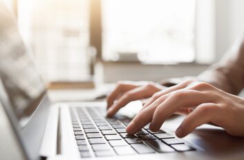 Laptop Tippen | © golubovy - stock.adobe.com